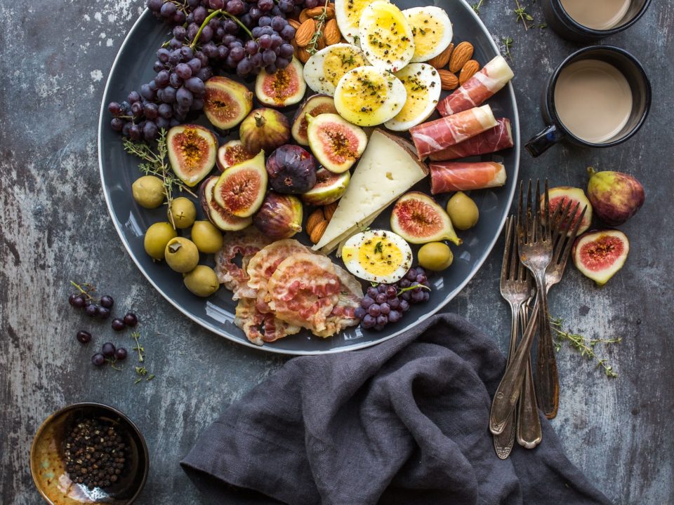 Alimenti ricchi di grassi buoni: frutta secca, uova, olive, formaggio
