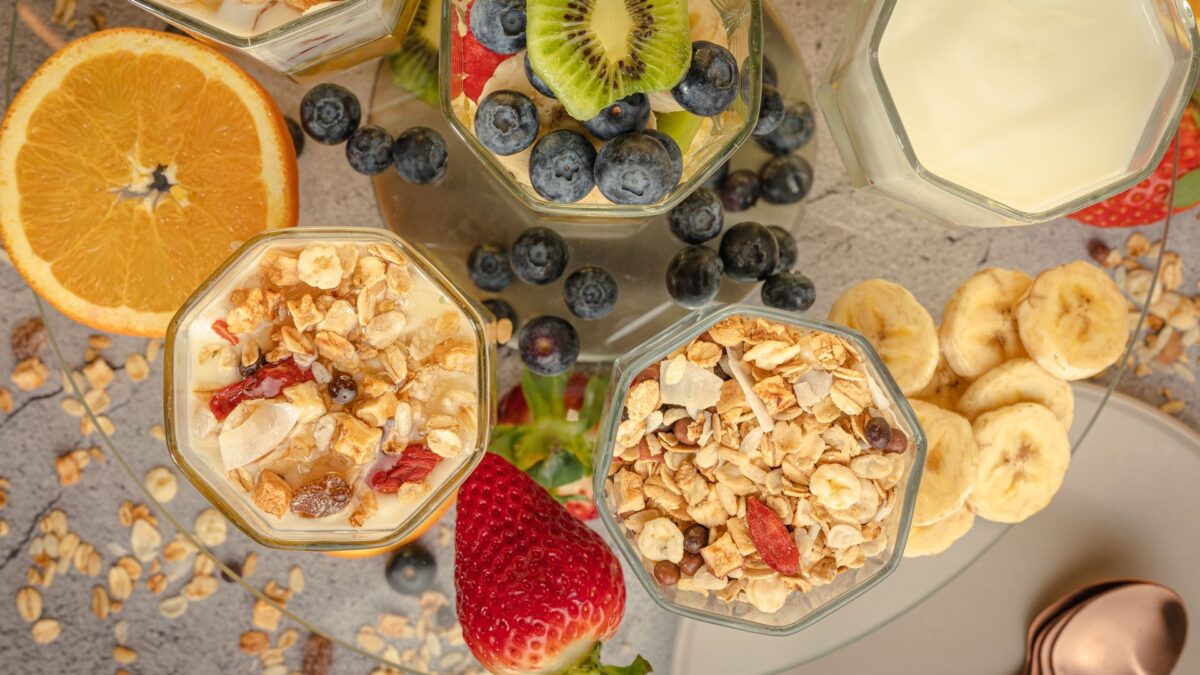 Colazione sana con yogurt, muesli e frutta fresca