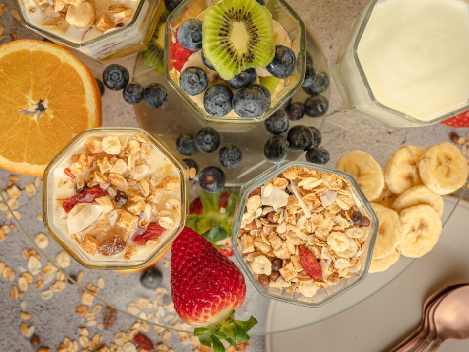 Colazione sana con yogurt, muesli e frutta fresca