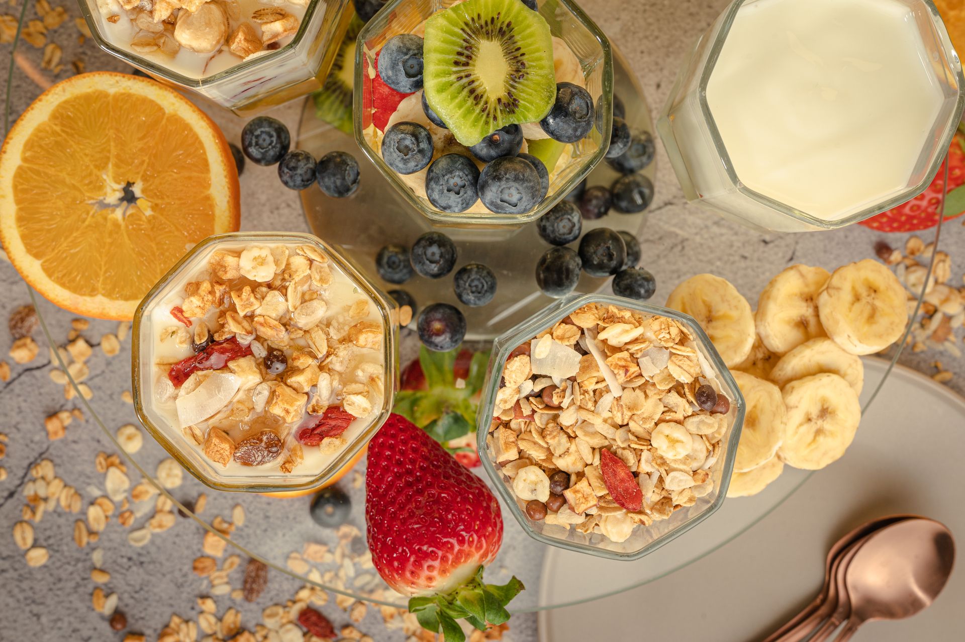 Colazione sana con yogurt, muesli e frutta fresca