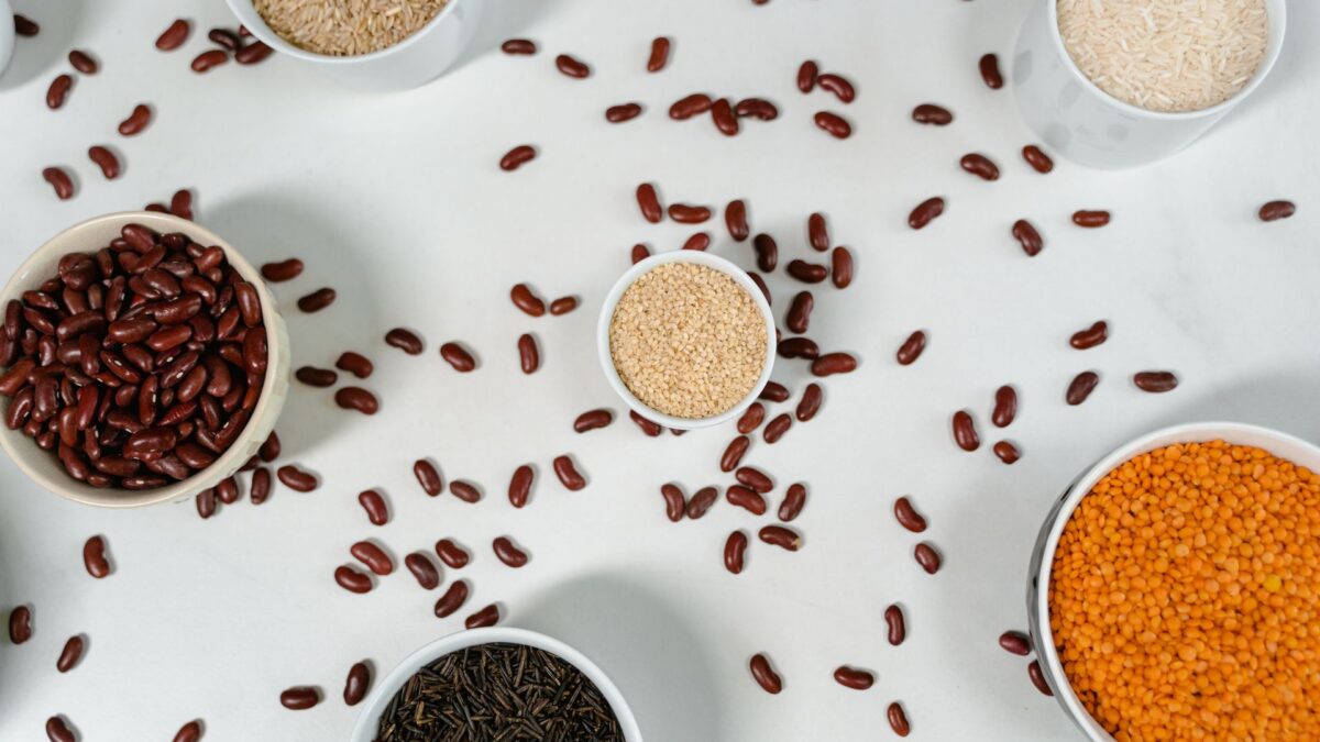 Legumi e cereali ricchi di fibre in ciotole