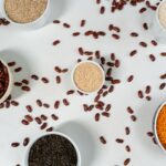 Legumi e cereali ricchi di fibre in ciotole