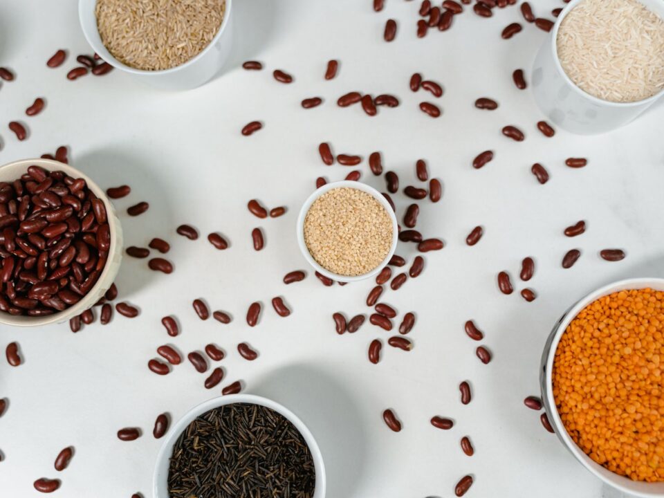 Legumi e cereali ricchi di fibre in ciotole