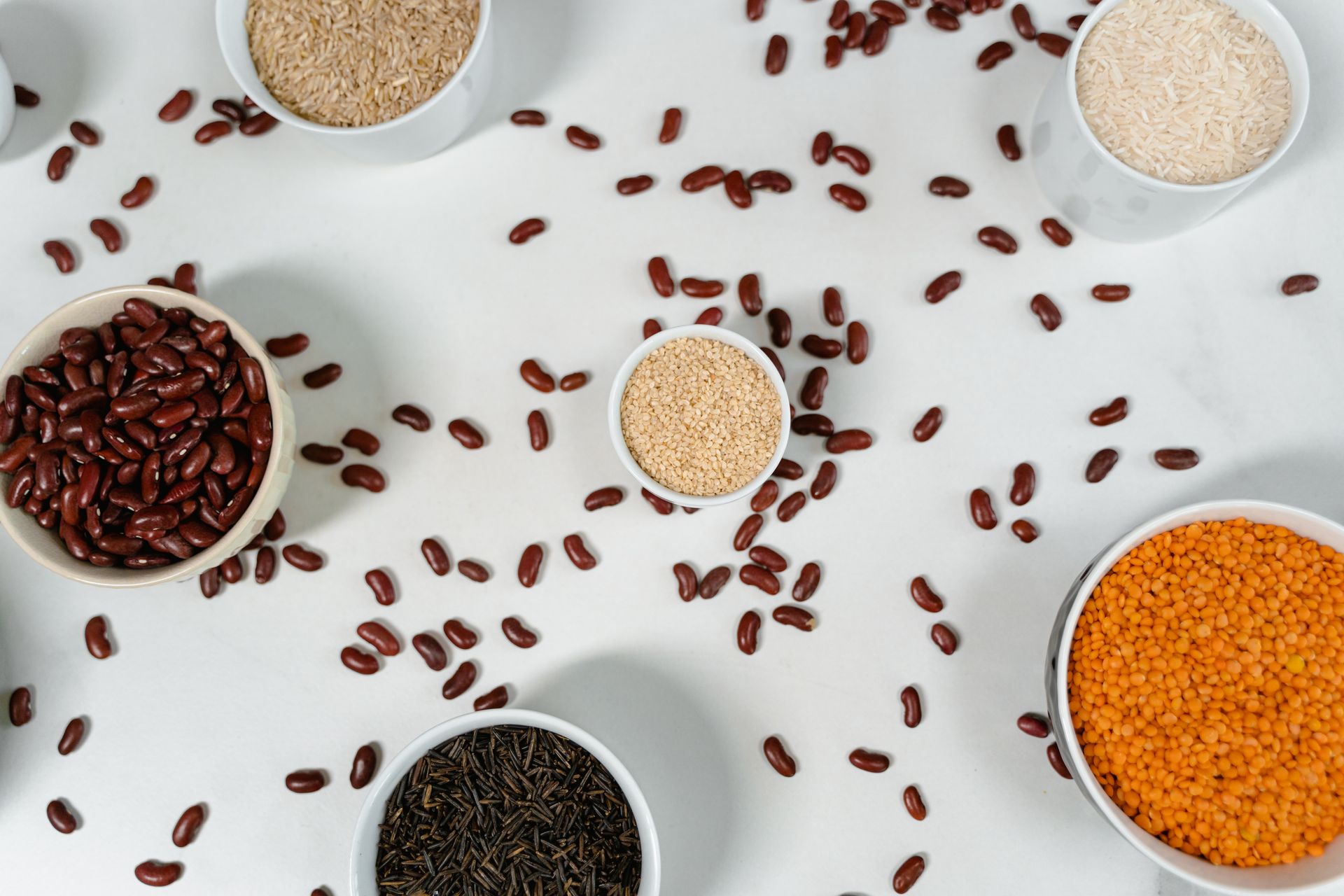 Legumi e cereali ricchi di fibre in ciotole